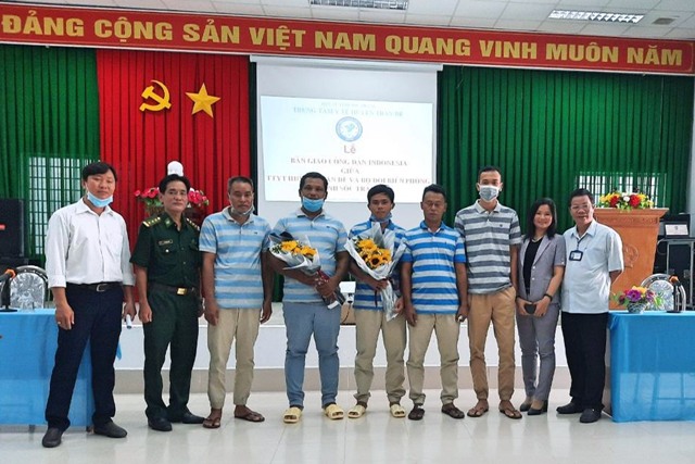 Bàn giao 5 thuyền viên Indonesia gặp nạn trên biển