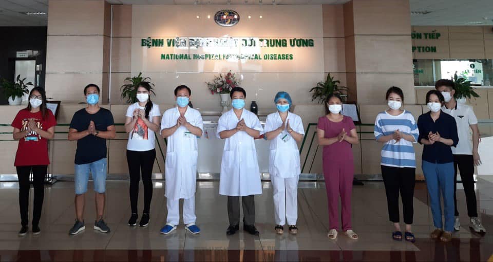 Thêm 8 bệnh nhân mắc COVID-19 được công bố khỏi bệnh, trong đó có 1 bác sĩ