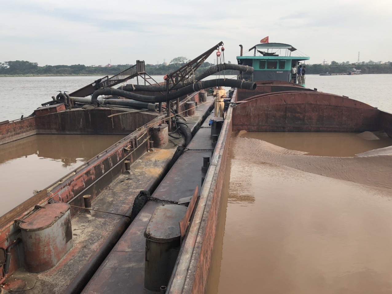 Bắt 8 phương tiện khai thác cát trái phép trên sông Hồng