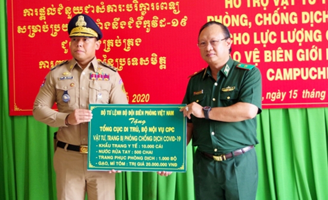 Trao tặng trang thiết bị phòng, chống dịch cho lực lượng quản lý, bảo vệ biên giới Campuchia