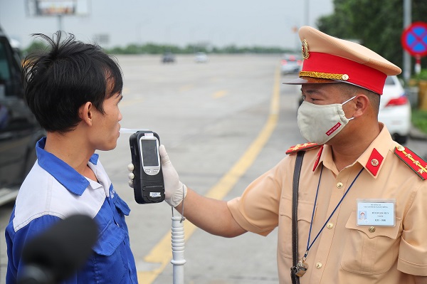 Ngày đầu ra quân tổng kiểm soát phương tiện giao thông đường bộ