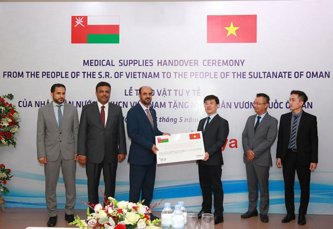Trao tặng vật tư y tế hỗ trợ nhân dân Oman phòng, chống dịch