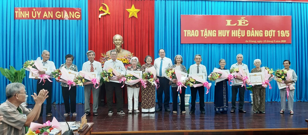 Các địa phương trao Huy hiệu Đảng dịp 19 5