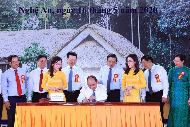 Thủ tướng ký phát hành đặc biệt bộ tem bưu chính kỷ niệm 130 năm Ngày sinh Chủ tịch Hồ Chí Minh