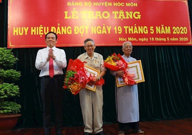 TP Hồ Chí Minh Trao Huy hiệu Đảng đợt 19 5