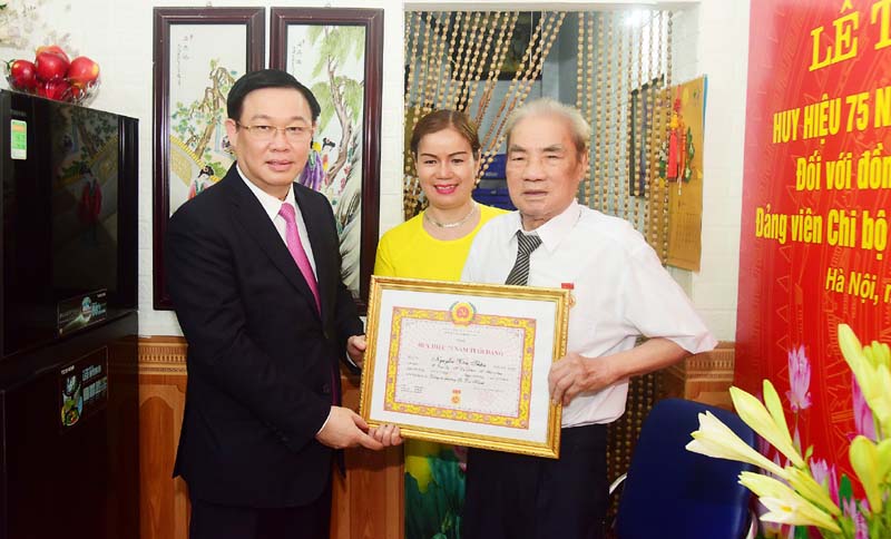 Bí thư Thành ủy Hà Nội trao Huy hiệu 75 năm tuổi Đảng cho cán bộ lão thành cách mạng