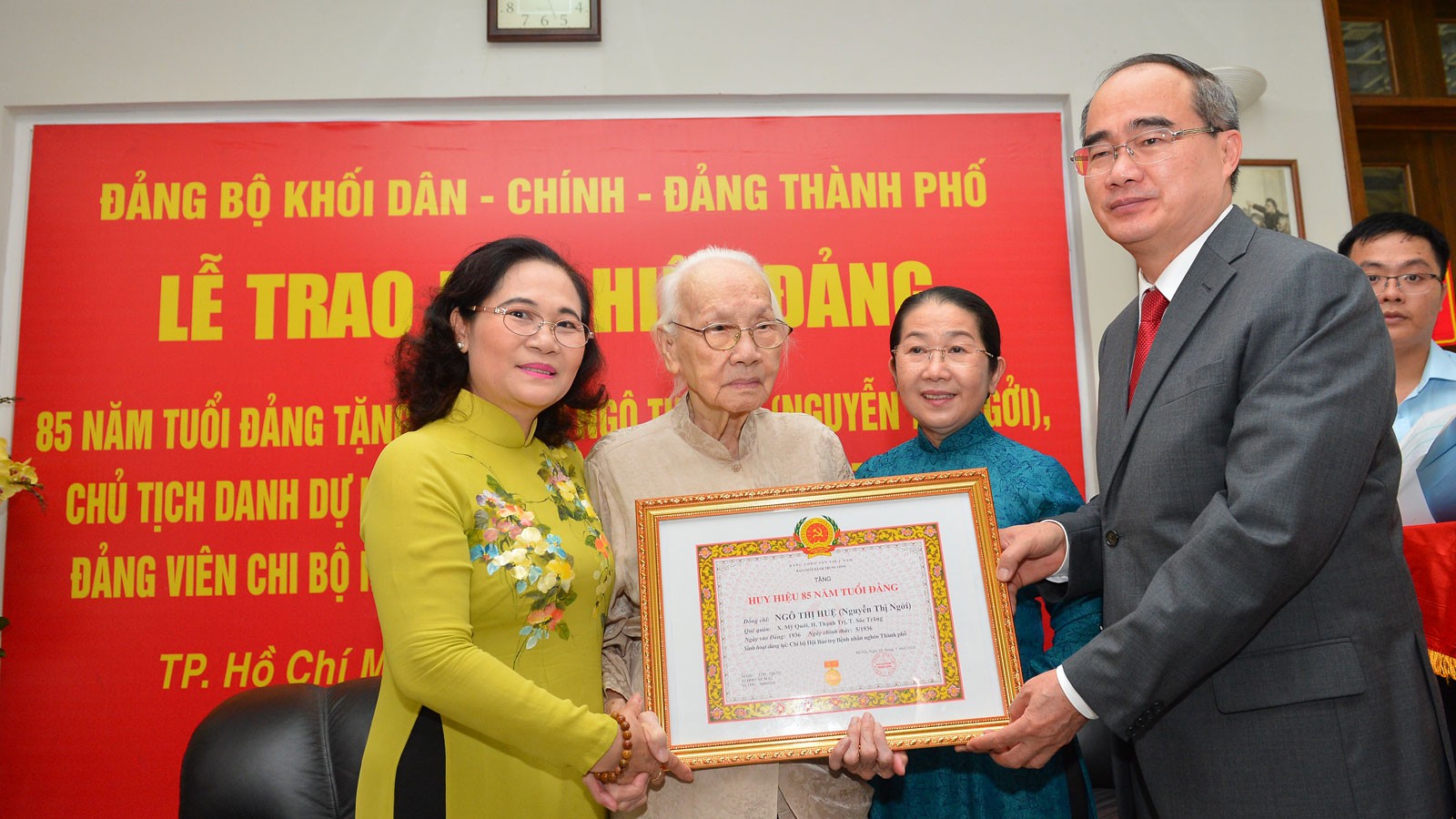 Trao Huy hiệu 85 tuổi Đảng tặng phu nhân Tổng Bí thư Nguyễn Văn Linh
