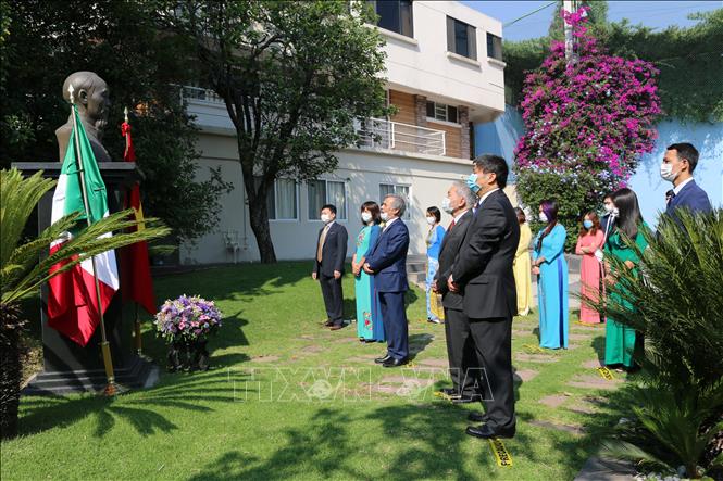 Đại sứ quán Việt Nam tại Mexico dâng hoa tại tượng Chủ tịch Hồ Chí Minh