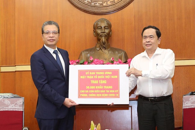 Trao tặng kiều bào tại Hoa Kỳ 50 000 khẩu trang phòng, chống dịch COVID-19