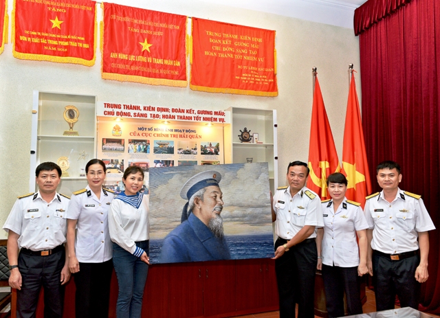 Tặng tranh chân dung Bác Hồ tại Bộ Tư lệnh Hải quân