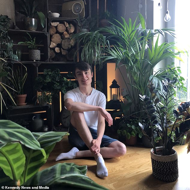 Anh Tới thăm ngôi nhà của chàng trai sống trong rừng