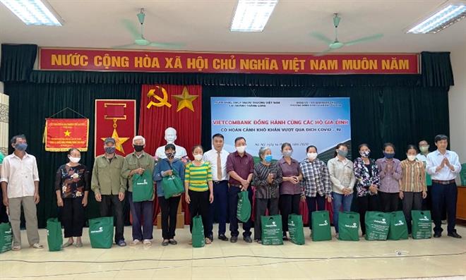 Vietcombank Thăng Long trao quà cho các gia đình khó khăn ảnh hưởng bởi dịch COVID-19