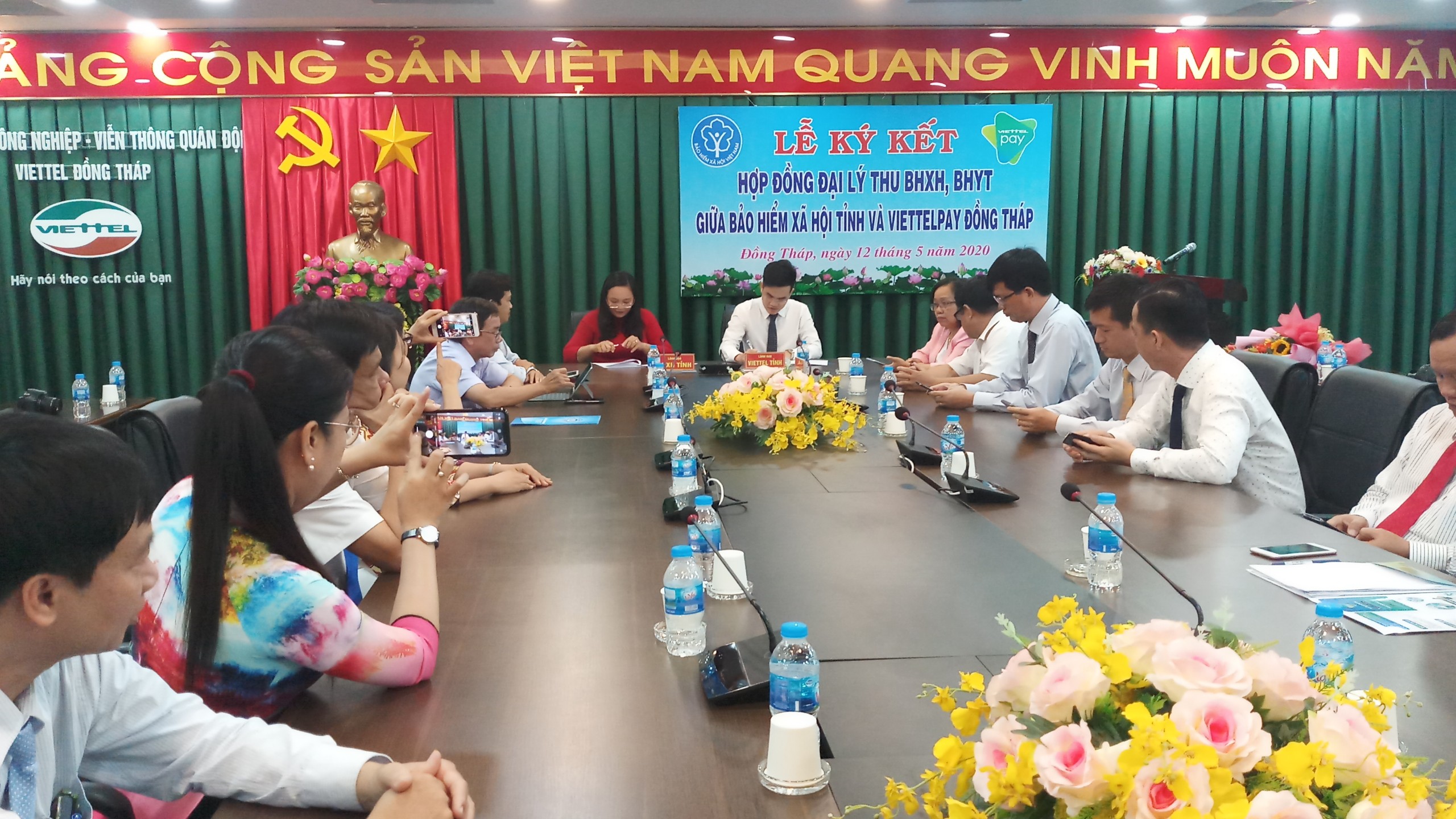 BHXH Đồng Tháp ký kết hợp đồng thu bảo hiểm qua hệ thống Viettel