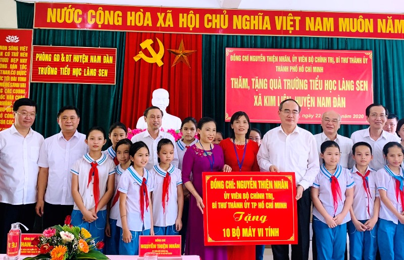 Bí thư Thành ủy TP Hồ Chí Minh Nguyễn Thiện Nhân thăm, tặng quà tại Nghệ An