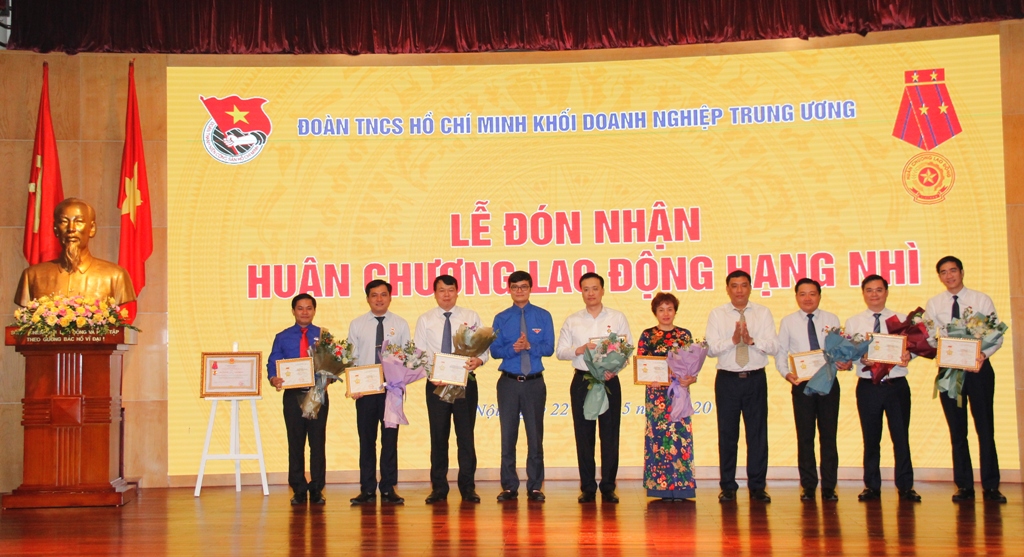 Lãnh đạo Vietcombank vinh dự nhận Kỷ niệm chương “Vì thế hệ trẻ”
