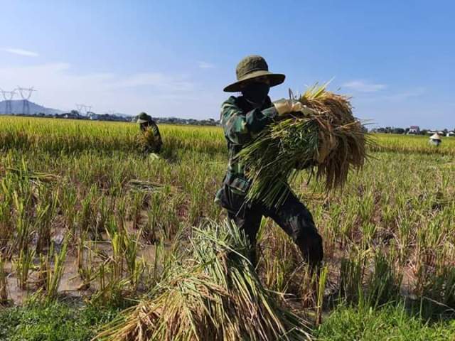 Những nữ quân nhân luôn tròn “hai vai”