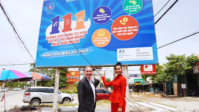 Khai trương biển truyền thông cho đường dây nóng tư vấn và hỗ trợ nạn nhân mua bán người