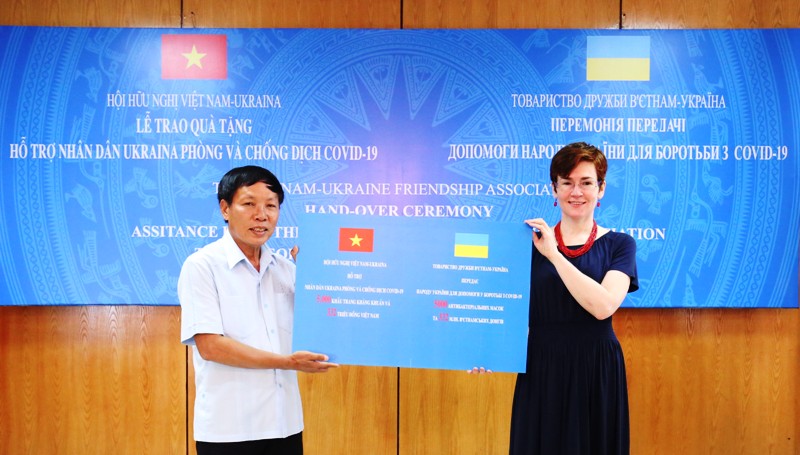 Hỗ trợ nhân dân Ukraina chống dịch COVID-19
