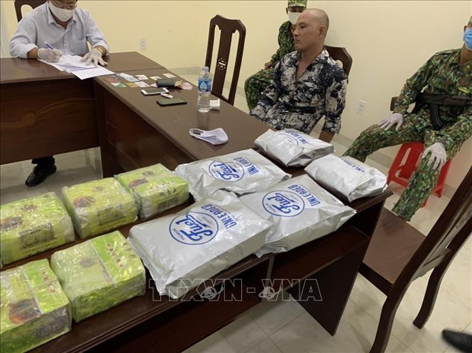 Phát hiện vụ vận chuyển qua biên giới 20 kg chất nghi là ma túy