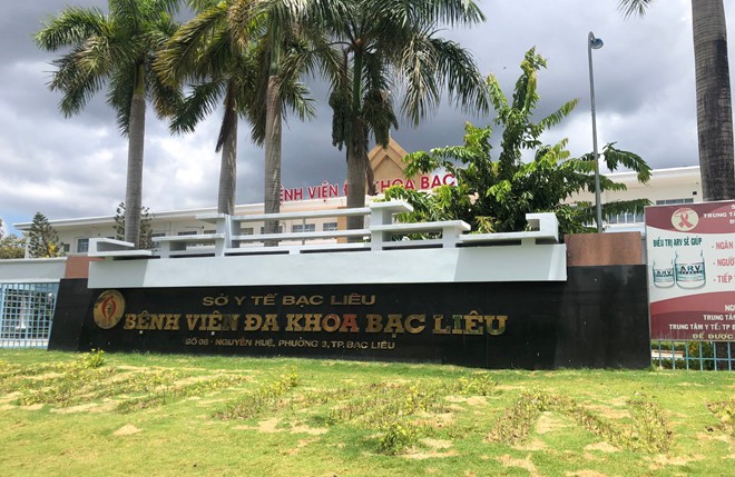 Xử lý nhiều cán bộ để người bán hàng rong lọt vào khu cách ly COVID-19