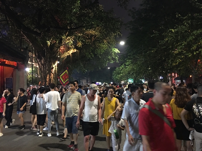 Nhộn nhịp phố đi bộ Hồ Gươm