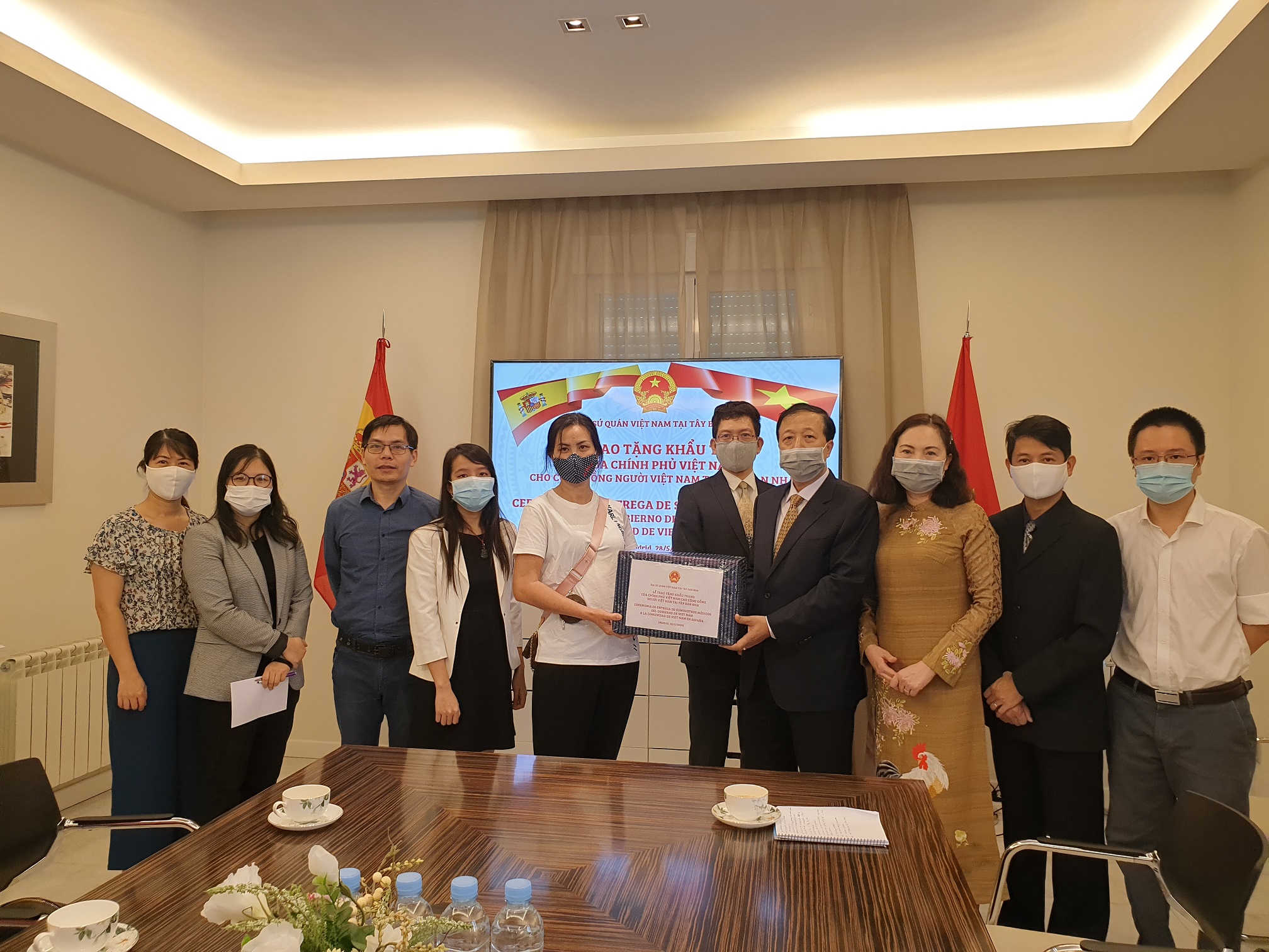 Trao tặng khẩu trang cho cộng đồng người Việt tại Tây Ban Nha