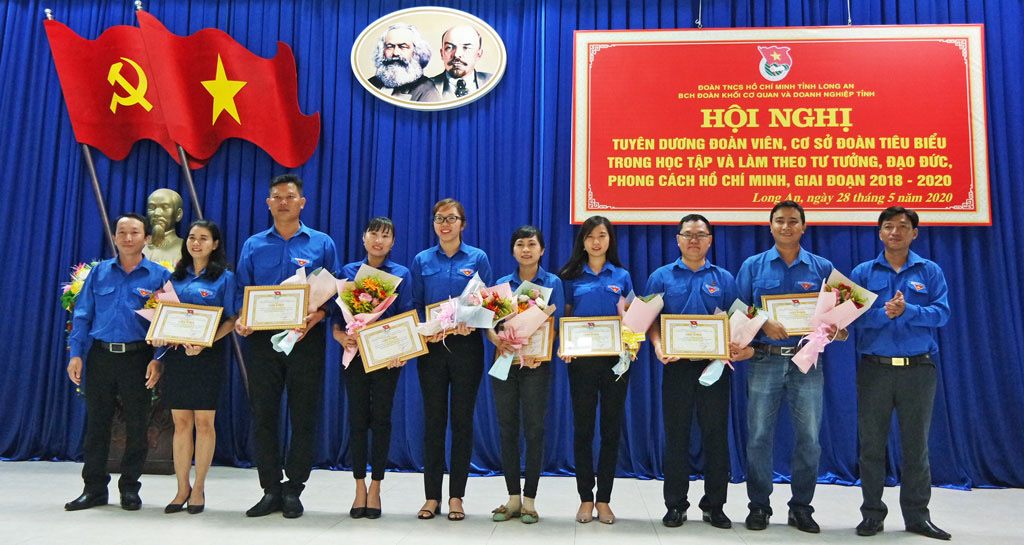 Đoàn thanh niên Vietcombank Long An nhận Giấy khen cơ sở Đoàn tiêu biểu