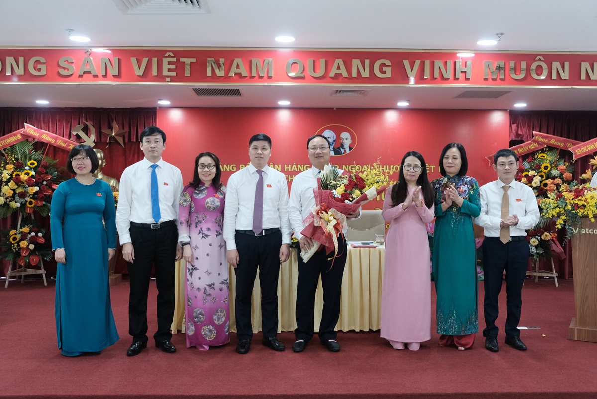Phấn đấu đưa Vietcombank Hoàn Kiếm ngày càng phát triển