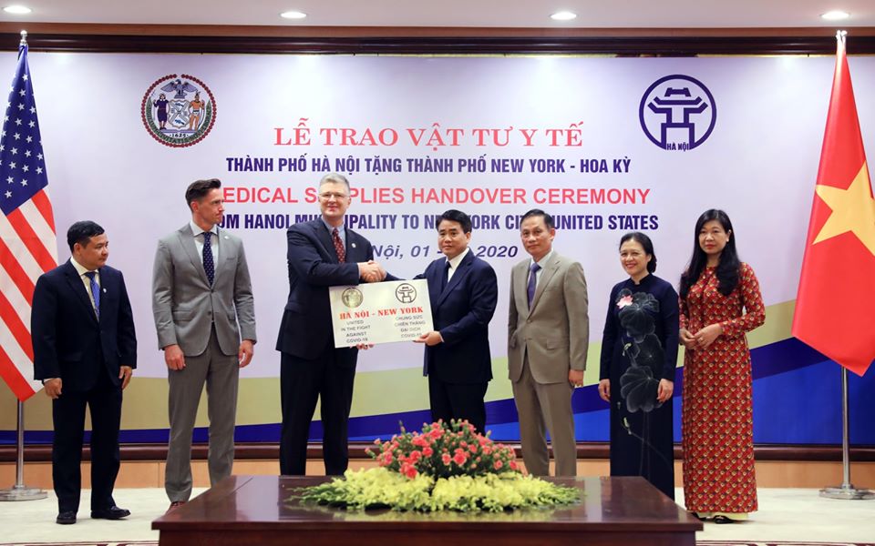 Hà Nội trao tặng vật tư y tế chống dịch COVID-19 cho thành phố New York Hoa Kỳ