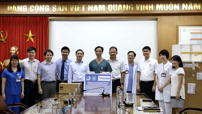 Trao tặng nhiều trang thiết bị y tế cho Bệnh viện Bạch Mai