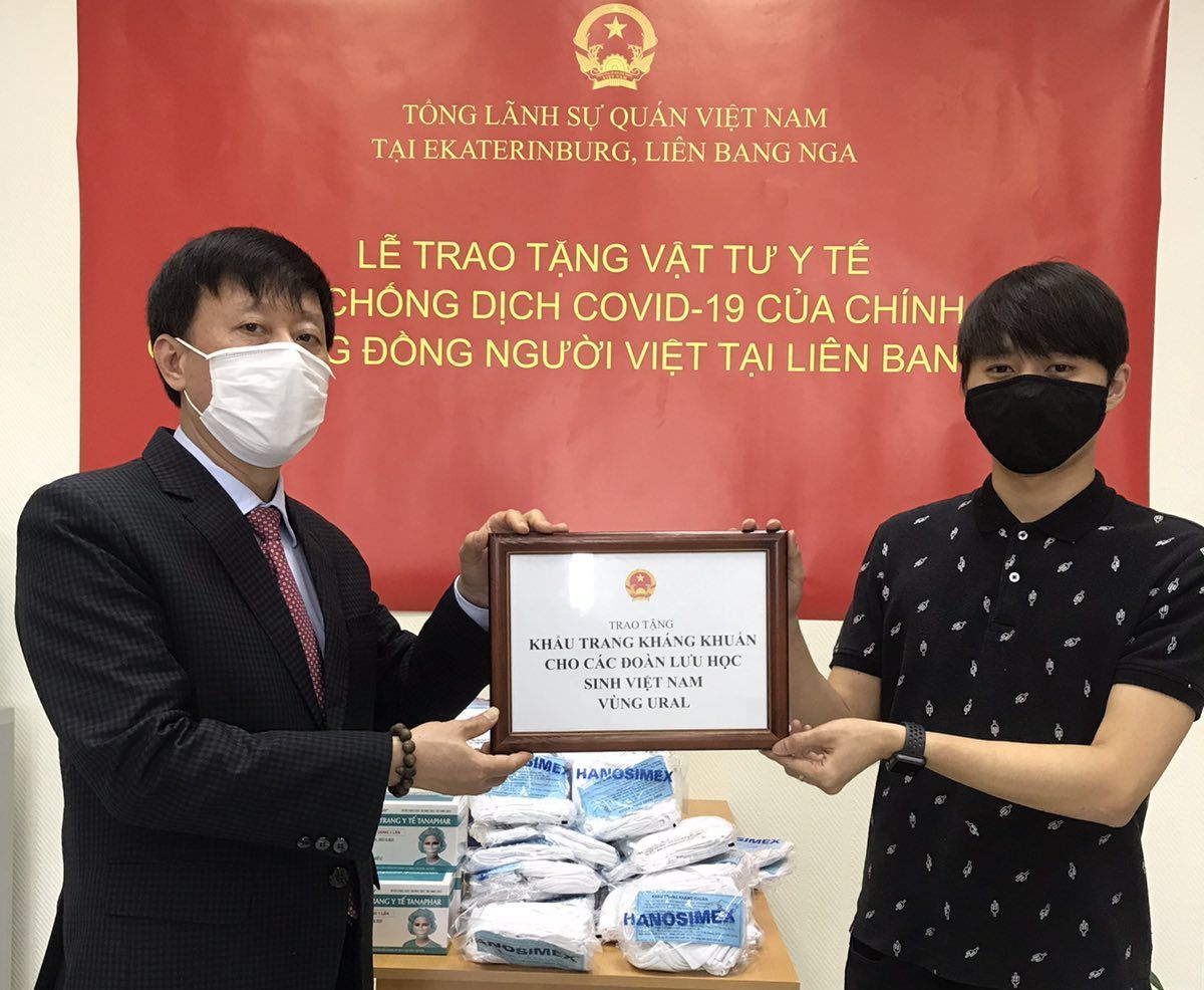 Trao tặng khẩu trang y tế cho cộng đồng người Việt tại Nga