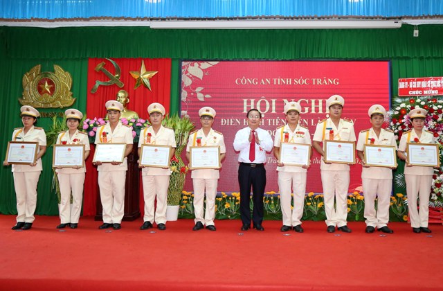Sóc Trăng Khen thưởng tập thể, cá nhân xuất sắc trong phong trào thi đua “Vì an ninh Tổ quốc”