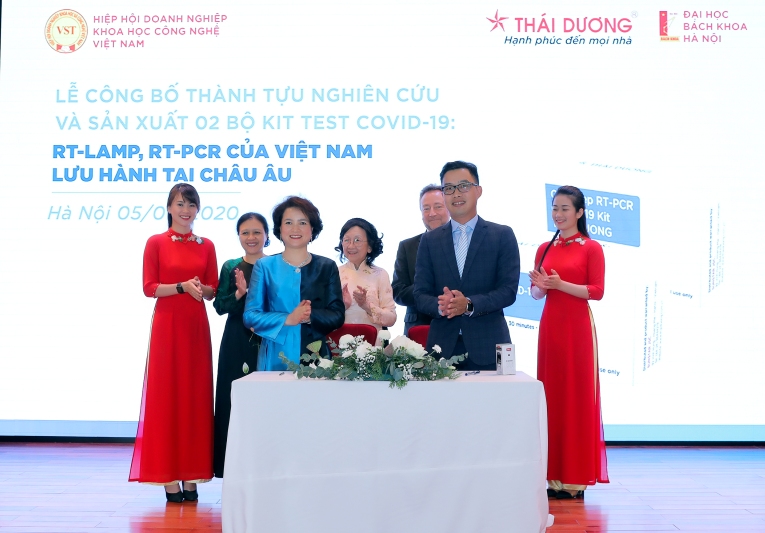 Đồng hành cùng Việt Nam và thế giới chống dịch COVID-19