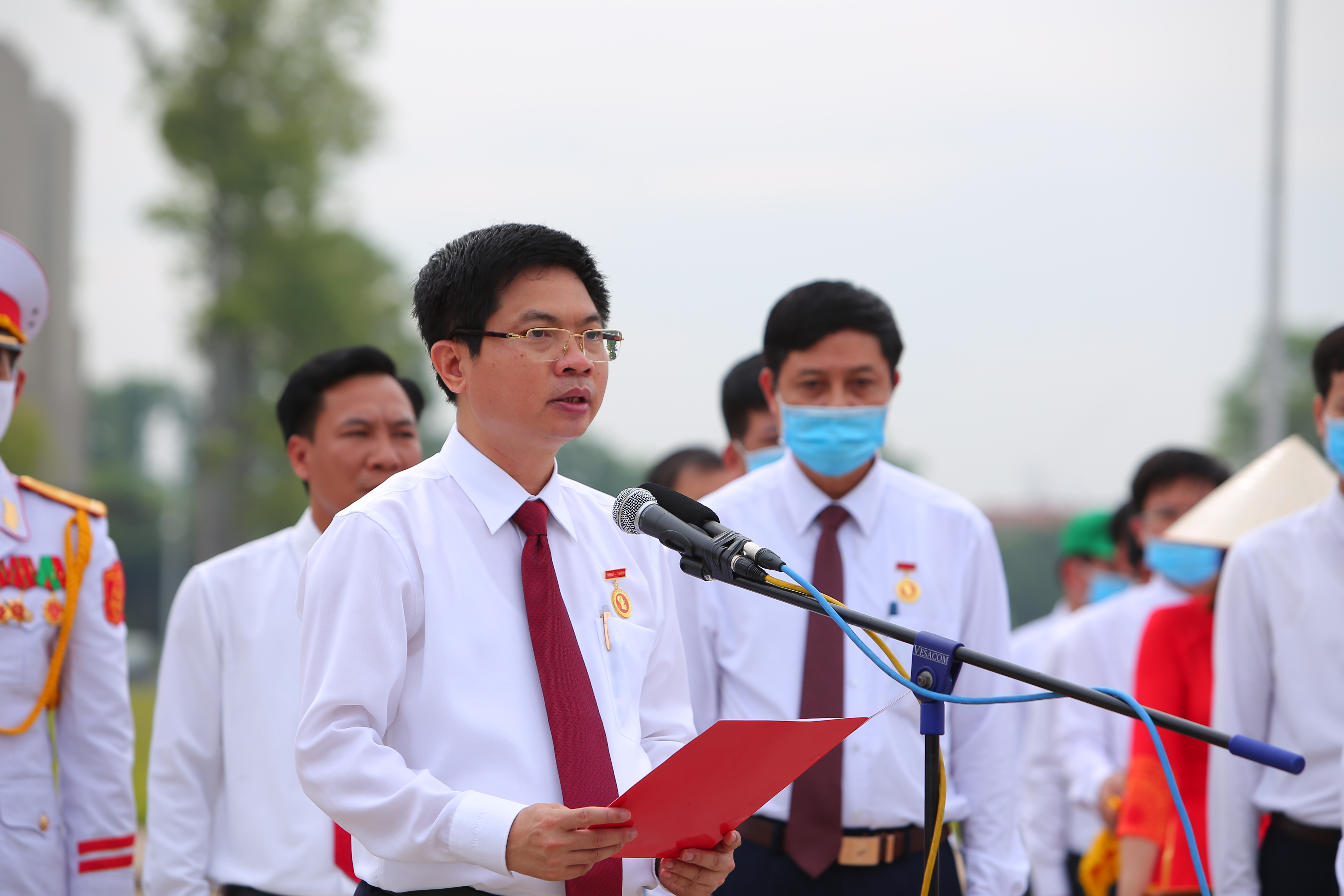 Đoàn đại biểu Thị xã Duy Tiên báo công dâng Bác
