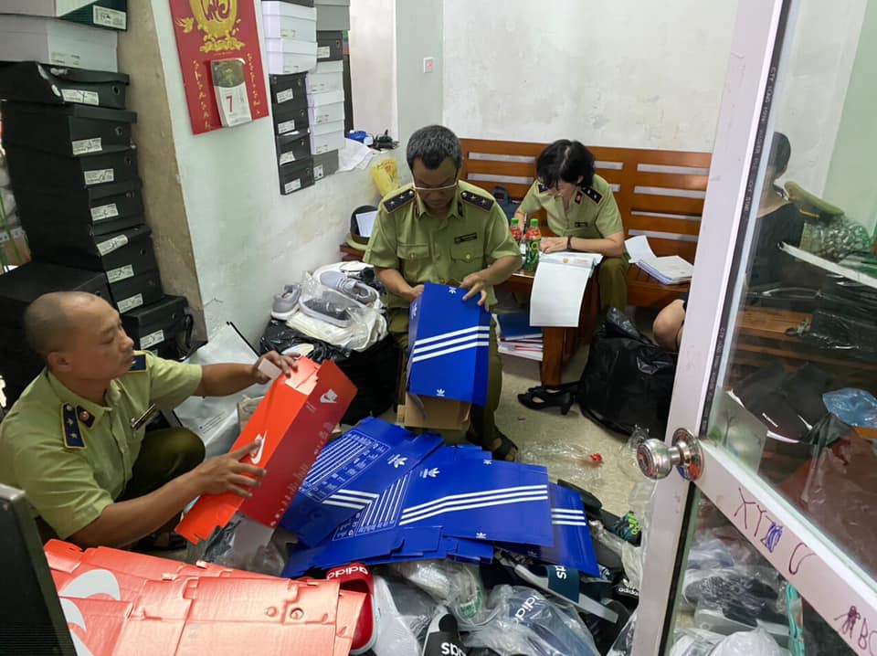 Thành phố Hà Nội tạm giữ hàng loạt đồ giả thương hiệu của châu Âu