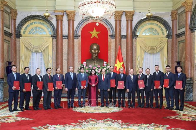 Phó Chủ tịch nước Đặng Thị Ngọc Thịnh trao quyết định bổ nhiệm 12 đại sứ