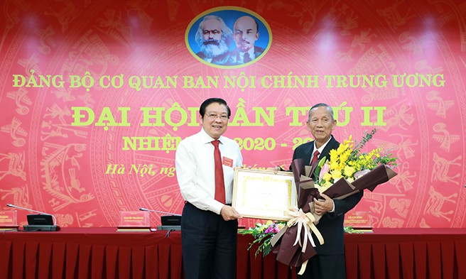 Đồng chí Trương Vĩnh Trọng đón nhận Huy hiệu 55 năm tuổi Ðảng