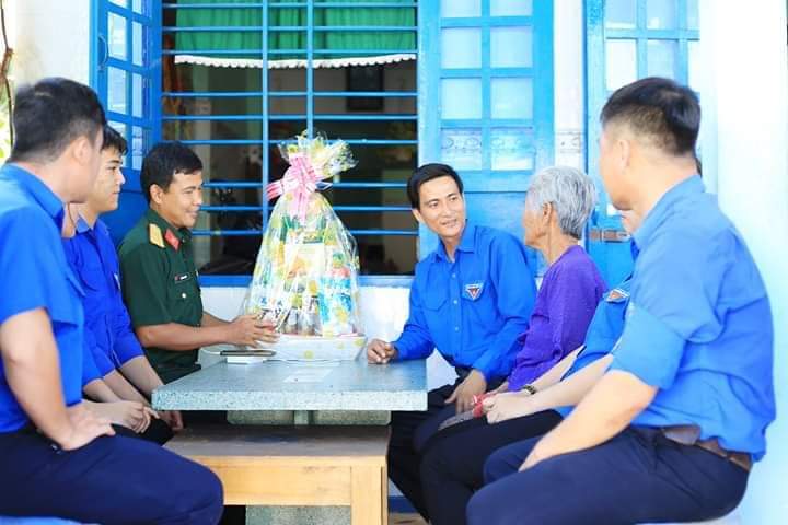 Cán bộ trẻ người dân tộc thiểu số làm theo lời Bác