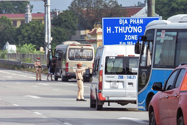 Xe ô tô dán thẻ thu phí không dừng giúp giảm ùn tắc giao thông