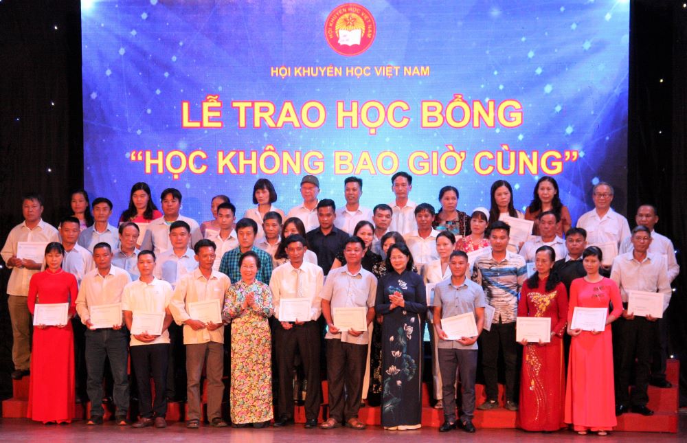 Trao học bổng Học không bao giờ cùng cho 144 cá nhân tiêu biểu