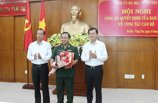 Trao Quyết định của Ban Bí thư Trung ương Đảng về công tác cán bộ