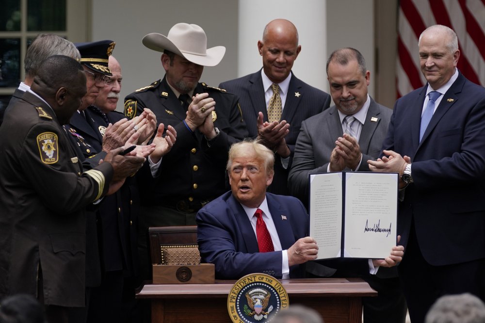 Tổng thống Donald Trump ký sắc lệnh cải tổ cảnh sát