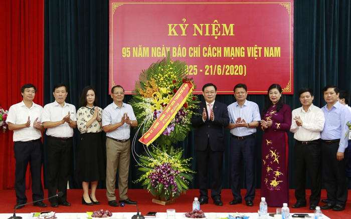 Bí thư Thành ủy Hà Nội Vương Đình Huệ thăm, chúc mừng các cơ quan báo chí