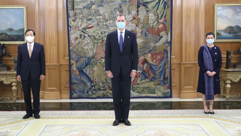 Đại sứ Hoàng Xuân Hải trình Quốc thư lên Nhà vua Tây Ban Nha Felipe VI