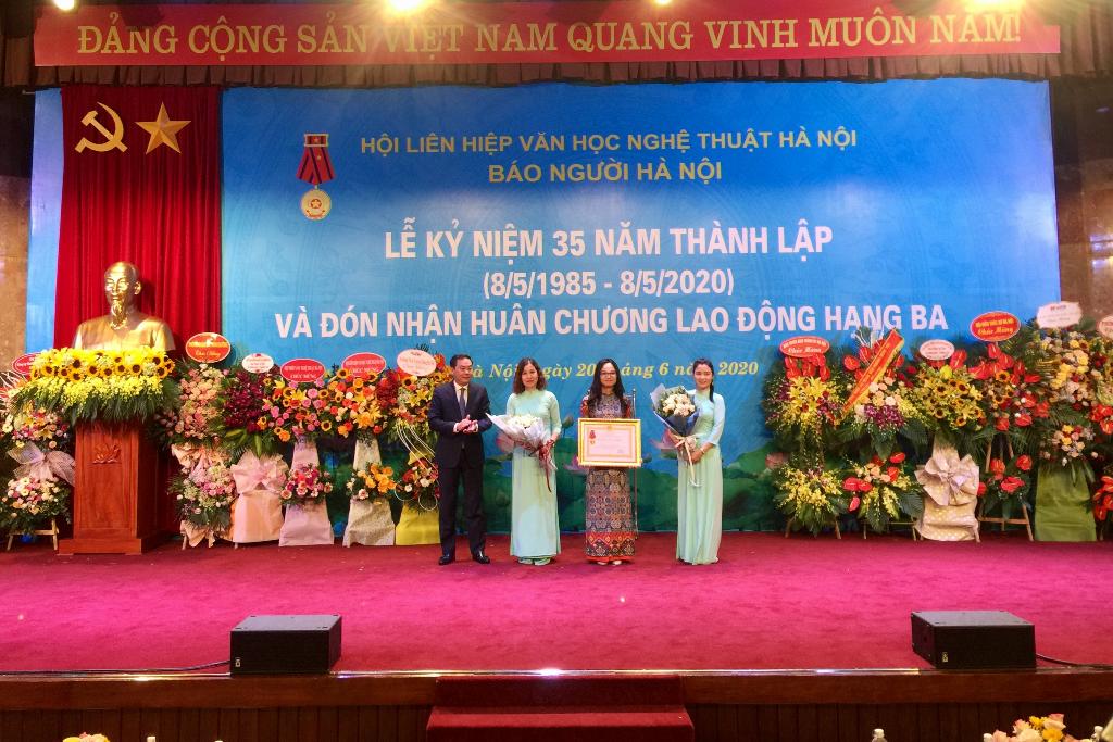 Báo Người Hà Nội đón nhận Huân chương Lao động hạng Ba