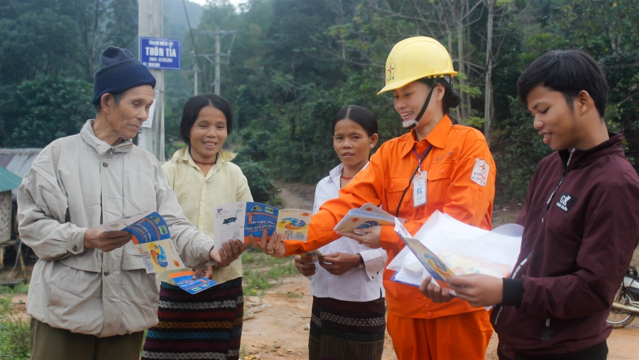 Đình chỉ công tác Phó giám đốc Công ty Điện lực Quảng Bình và Giám đốc Điện lực Đồng Hới
