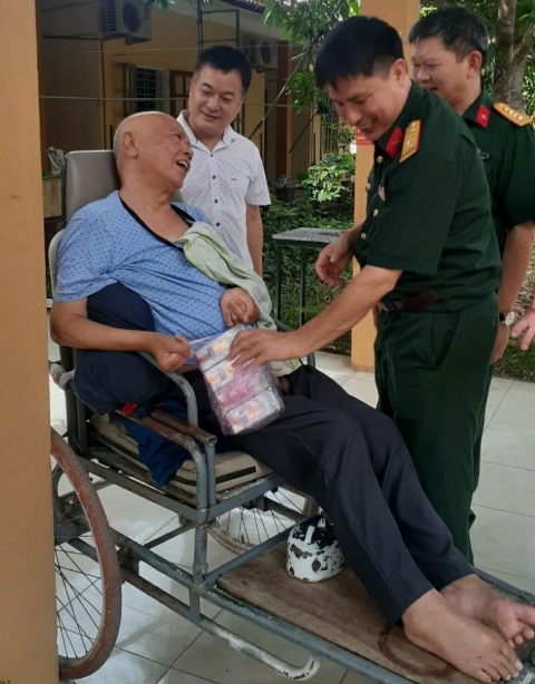 Cục Hậu cần Quân khu 4 tặng quà thương, bệnh binh tỉnh Nghệ An