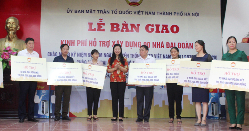 Hà Nội bàn giao 2,7 tỷ đồng xây dựng 90 nhà Đại đoàn kết