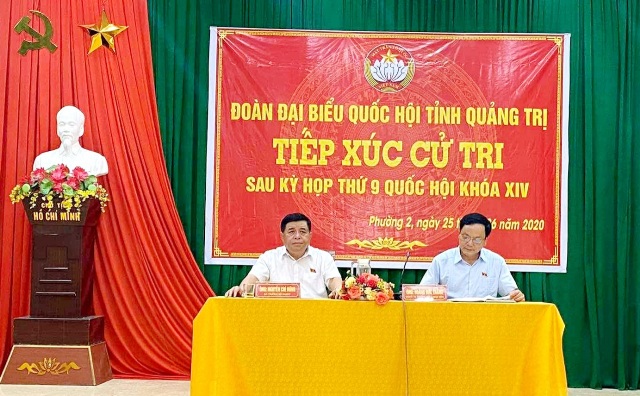 Bộ trưởng Nguyễn Chí Dũng và đoàn đại biểu quốc hội tỉnh Quảng Trị tiếp xúc cử tri