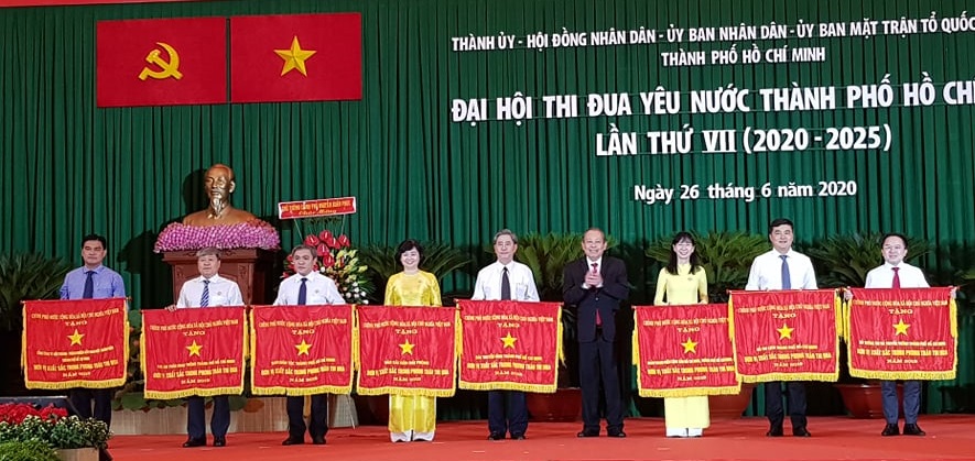 Cán bộ lãnh đạo phải gương mẫu, đi đầu trong các phong trào thi đua